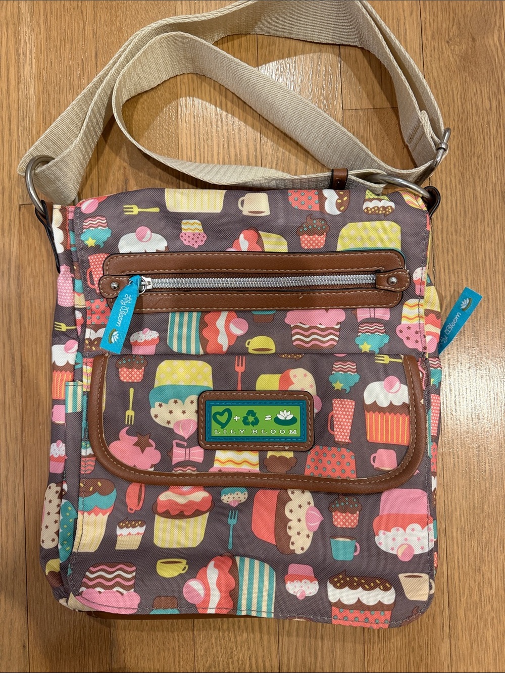 Lily Bloom Cupcake Crossbody bag
